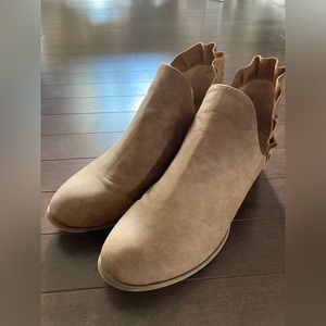 Ruffle tan ankle booties. Size 9/30. EUC